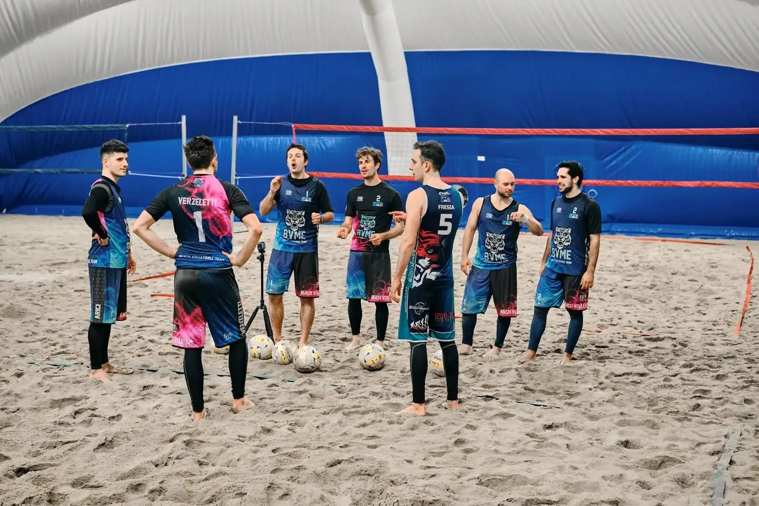 Il gruppo BVME riunito vicino alla rete sulla sabbia indoor a Piacenza