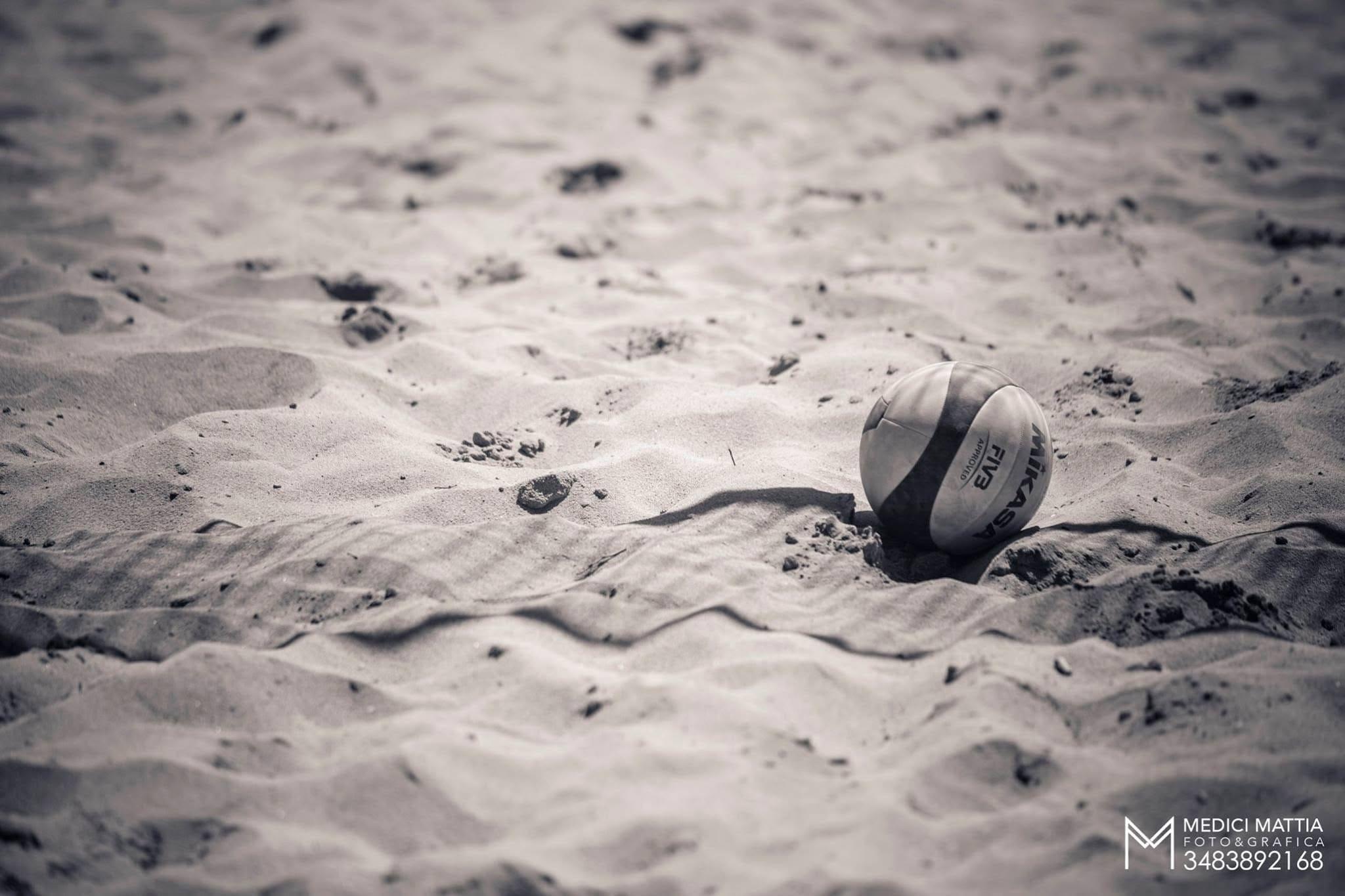 Pallone di beach volley al tramonto