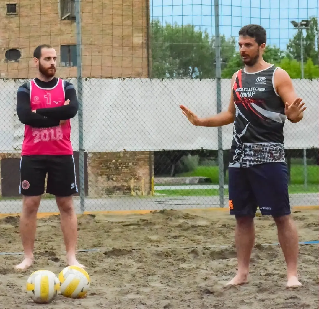 Alessandro Francesconi durante una spiegazione tecnica sul campo, dal post CoachAdvisor del 2022